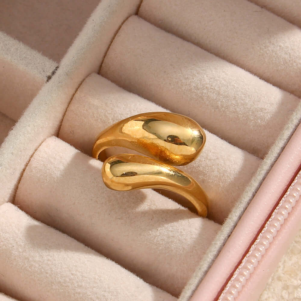 Curvilinear Chic Ring